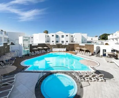 Coqueto hotel romántico con amplia zona exterior y piscina.