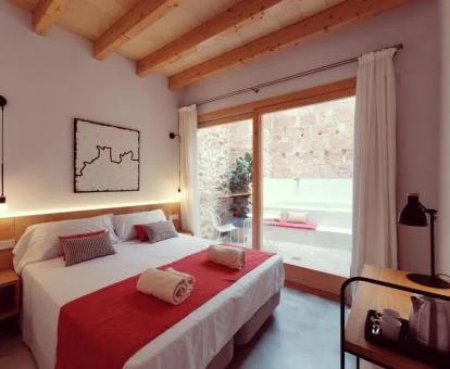 Coqueta habitación con techo de madera y decoración acogedora, terraza y piscina privada.