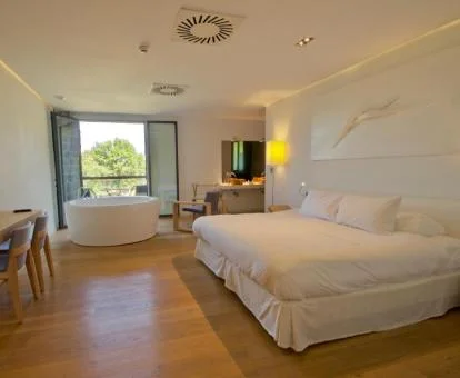 Una de las amplias habitaciones con bañera de hidromasaje circular de este coqueto hotel.