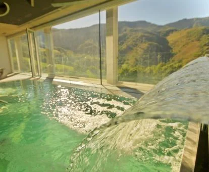 Piscina de hidroterapia con espectaculares vistas de este hotel solo para adultos.