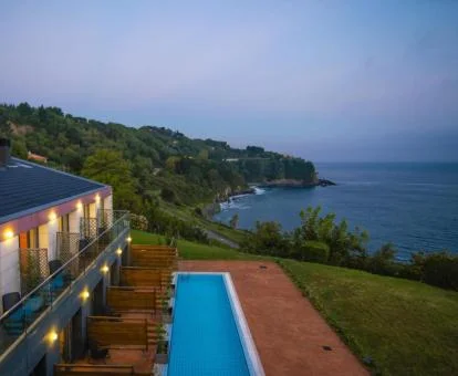 Hotel solo para adultos ubicado en plena naturaleza con vistas al mar.