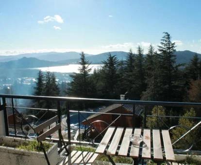 Terraza con comedor exterior y espectaculares vistas a la naturaleza de la Suite Junior del hotel.