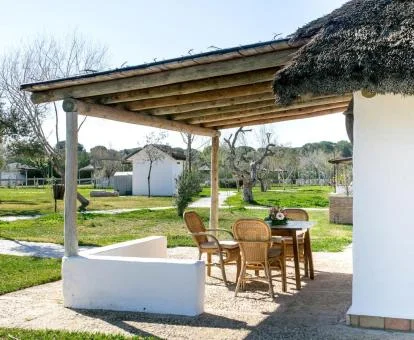 Uno de los bungalows con terraza privada de este establecimiento rural.