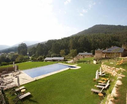 Fabulosa zona exterior ajardinada con piscina de este hotel rural.