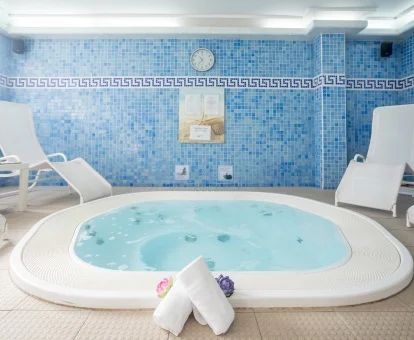 Jacuzzi del centro de bienestar del alojamiento.