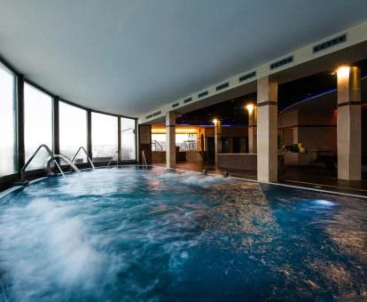 Piscina de hidroterapia del centro de spa de este fabuloso hotel solo para adultos.