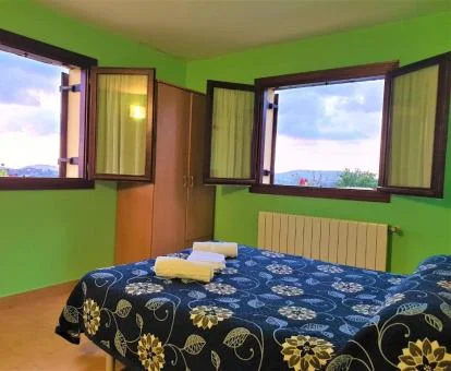 Una de las sencillas habitaciones con vistas de este hotel rural.