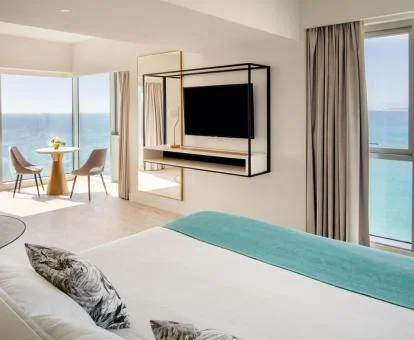 Una de las amplias habitaciones con vistas al mar de este moderno hotel.