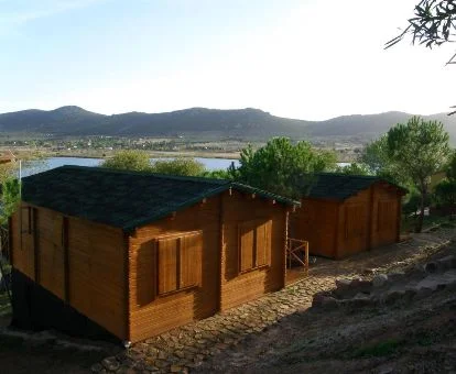 Establecimiento rural con bungalows de madera a orillas del pantano de Carboneras.