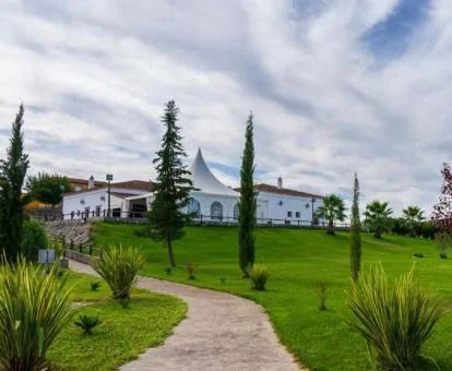 Hermosa hacienda que alberga un bello hotel rural rodeado de espacios verdes.