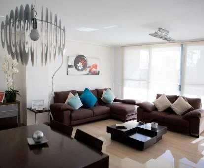Interior este moderno apartamento con bañera de hidromasaje privada.