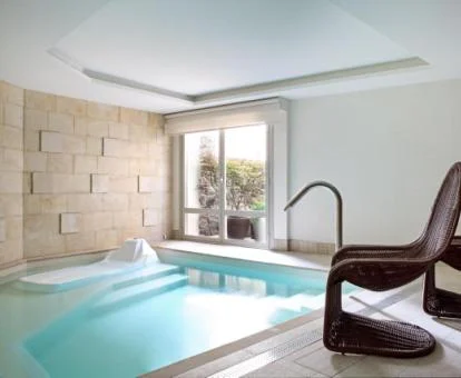 Zona de bienestar con piscina interior de este hotel romántico.