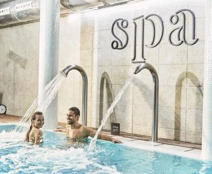 Piscina con chorros de hidroterapia del spa del hotel.