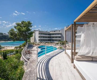 Solarium con camas balinesas de este hotel solo para adultos con vistas al mar.