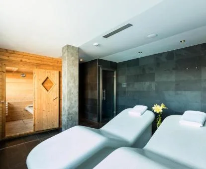 Sala de relajación y sauna del spa del hotel.
