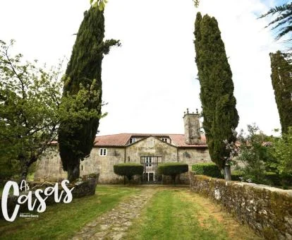 Establecimiento rural con amplios jardines y edificio de piedra.