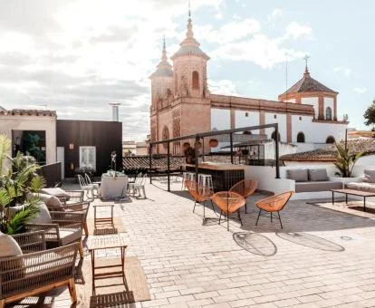 Agradable terraza con mobiliario y vistas a la ciudad de este hotel boutique.