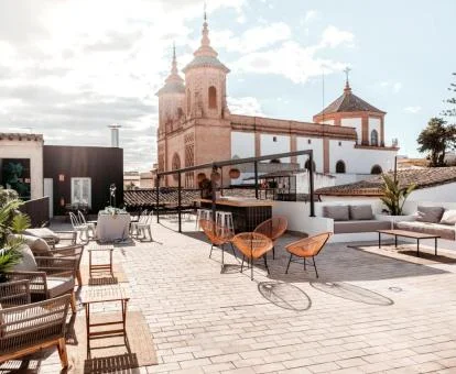 Precios terraza con mobiliario exterior y vistas a lugares de interés de este hotel solo para adultos.
