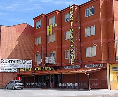 Edificio de este hotel rural con restaurante de cocina casera.