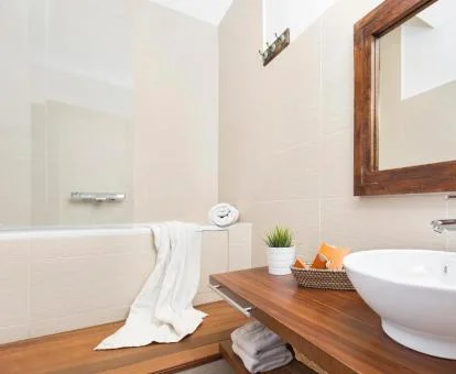 Baño con bañera de hidromasaje privada de este apartamento.