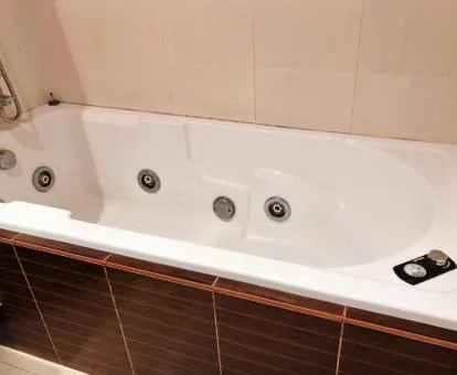 Bañera de hidromasaje privada en el baño de este apartamento.