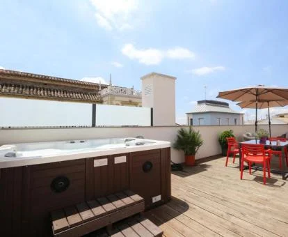 Fabulosa terraza privada con un gran jacuzzi al aire libre de este apartamento independiente.