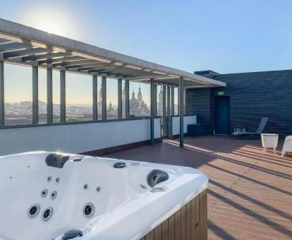 Espectacular jacuzzi privado en la terraza de este coqueto apartamento independiente.