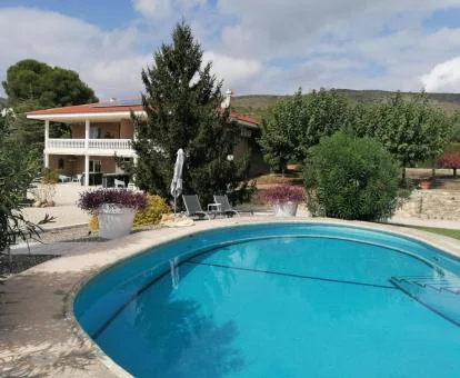 Precioso hotel rural con piscina exterior.