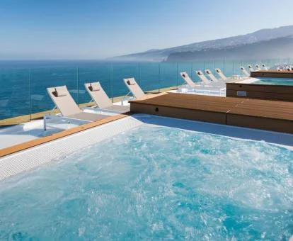 Terraza solarium con vistas al mar y jacuzzis exteriores de este hotel con encanto.