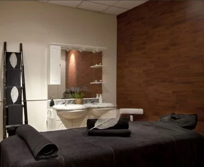 Sala para masajes y tratamientos del centro de bienestar del hotel.