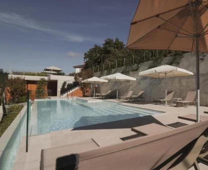 Agradable zona exterior con piscina y solarium de este moderno hotel.