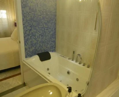 Bañera de hidromasaje privada en el baño de este apartamento.