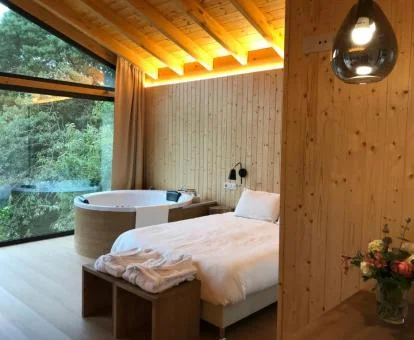 Dormitorio con jacuzzi privado junto a la cama de una de las cabañas del establecimiento.