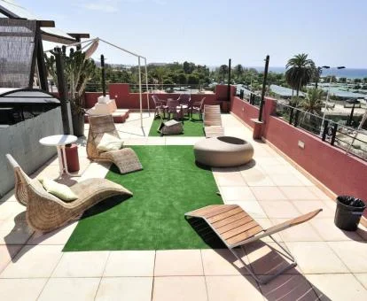 Solarium con vistas al mar de este hotel con encanto.
