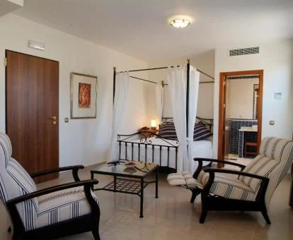 Una de las amplias habitaciones de estilo tradicional del hotel.