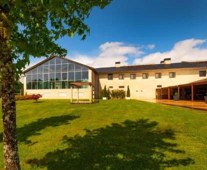 Edificio de este hotel rural con amplios jardines.