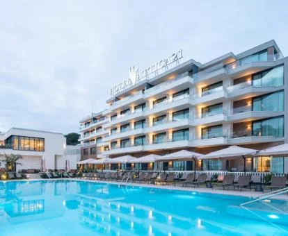 Moderno edificio con piscina al aire libre de este precioso hotel boutique.