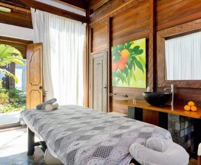 Sala de masajes con acceso directo al jardín del spa del hotel.