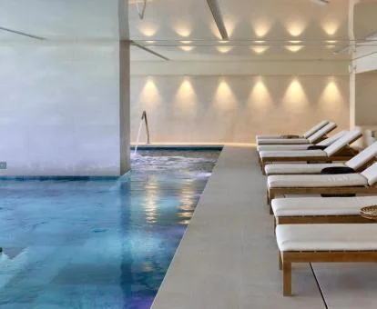Piscina cubierta con zona de relajación del spa.