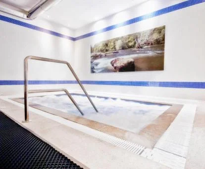 Acogedora zona de aguas del spa del hotel.
