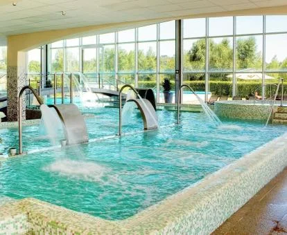 Maravillosa piscina con hidroterapia y vistas al exterior del spa del hotel.