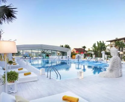 Hermosa terraza solarium con piscina de este maravilloso hotel boutique.