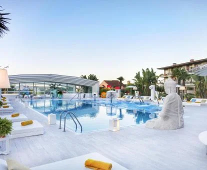 Preciosa zona exterior con piscina al aire libre de este hotel romántico.