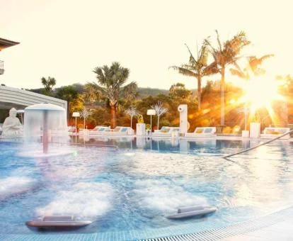 Espectacular piscina con elementos de hidroterapia al aire libre del hotel.