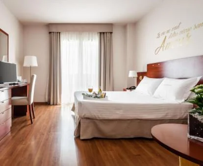 Una de las amplias habitaciones con mucha luminosidad de este acogedor hotel boutique.