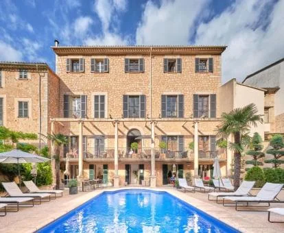 Edificio con piscina y solarium de este coqueto hotel boutique.