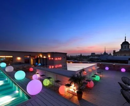 Maravillosa terraza con vistas a la ciudad de este hotel con encanto.