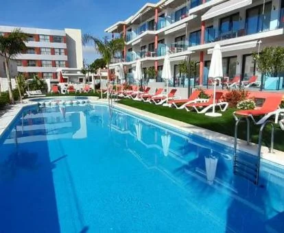 Edificio con amplia piscina y solarium de este coqueto hotel boutique.