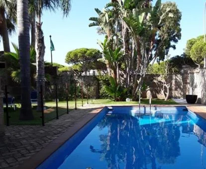 Piscina exterior rodeada de jardines de este coqueto hotel.
