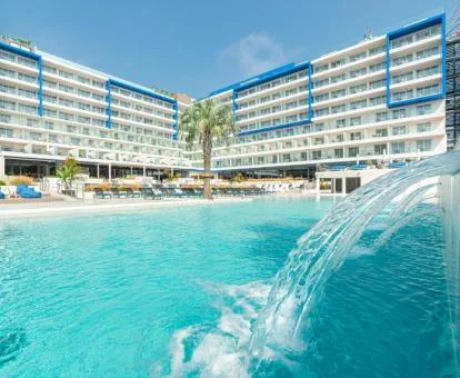 Edificio de este precioso hotel con encanto con gran piscina exterior.